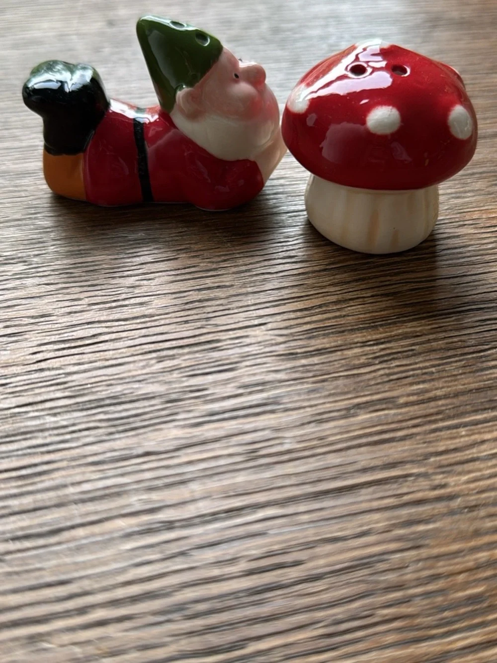 Vtg ceramic gnome and mushroom salt and pepper shakers
